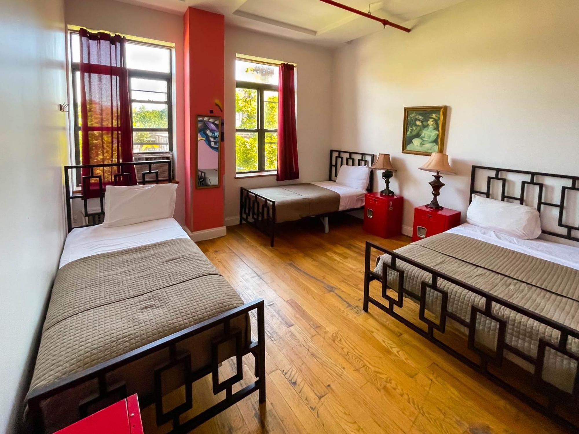 Single Bed 3-Bed Mixed Dormitory Private Bathroom